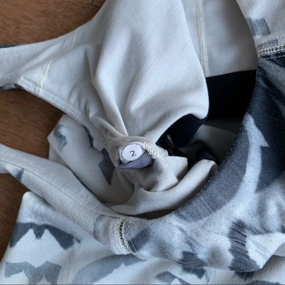 *SOLD* LULULEMON Amala tank black white pattern size 2 - Picture 9 of 10